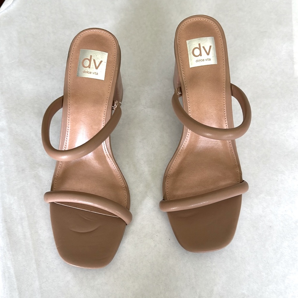 DOLCE VITA ”NOLES” TAN STELLA LEATHER TWO-STRAP SILHOUETTE & CHUNKY ROUND HEEL